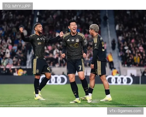 镜头记录：孙兴慜进球后冲向场边与主帅波斯特科格鲁激情拥抱